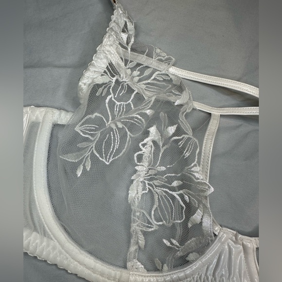 AGENT PROVOCATEUR lacy bra and thong set - Picture 3 of 5